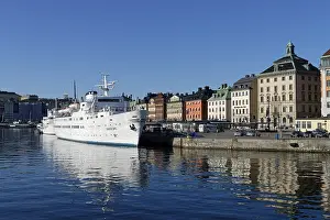 Houses on Skeppsbron, with the ferry Birger Jarl of the Anedin Linjen