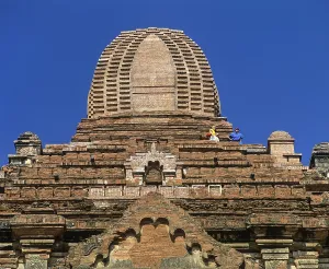 Htilominlo Temple, Shikara, field with ruins of Buddhist pagodas