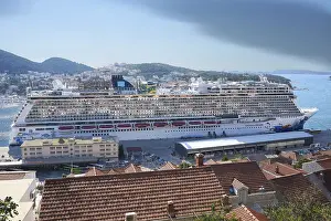 huge cruise ship gruz harbour near dubrovnik Trending Item 4