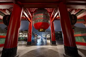 Huge red lantern in the illuminated thunder gate Kaminarimon of Asakusa Shrine or Senso-ji Temple