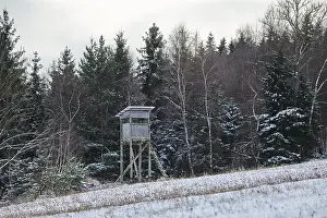 Hunters blind in a snowy landscape next to the forest