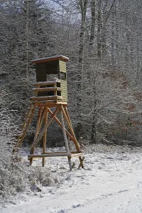 Hunting stand, raised blind, raised hide in winter