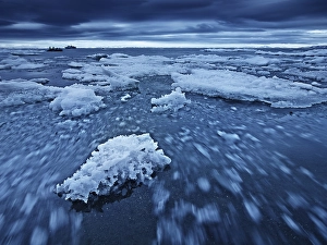 Category Scandinavia Prints: Ice floes in motion, Spitsbergen Island