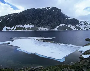 Ice in Lake Langvatnet near Grotli