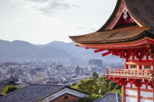 The iconic Kiyomizu-dera temple and mountain view on a sunny spring day in Kyoto