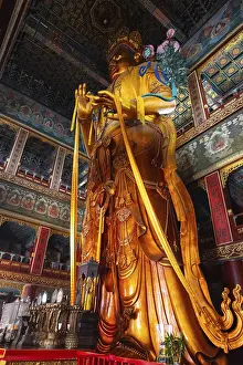 Innenraum des Lamatempels in Peking mit Besuchern und buddhistischen Statuen