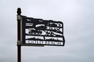 Installation, sign Gold Beach, Standing with Giants