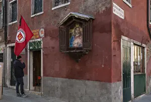 Italy Venice Side alleyway at the Fondamenta de la Tana -335 Corner house with communist party office