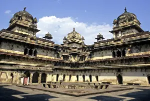 Jehangir Mahal, Symmetrical structure