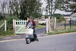 Jugendlicher auf Vespa GS Motorroller ohne Helm, Culver Parade, Sandown, Isle of Whight, England, UK 1962