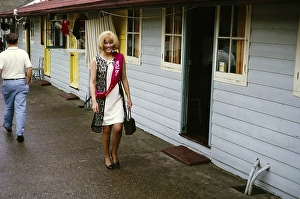 Junge Frau mit Schaerpe der Schoenheitskoenigin Miss Corton, im Sommerferienlager, Corton, Suffolk, England, UK 1966