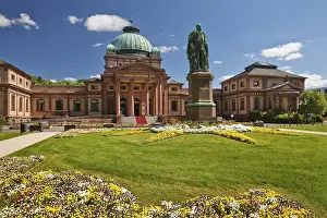 Kaiser-Wilhelms-Bad with monument to Kaiser Wilhelm I in the spa gardens of Bad Homburg vor der Hohe