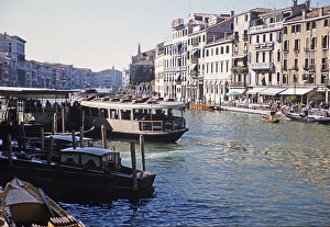 Kanalboote neben der Ponte Rialto, im Canal Grande, Venedig, Italien, 1959