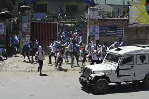 Kashmiri students protest by stone pelting at police jeep