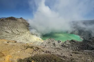 Kawah Ijen volcano, Ijen crater and lake