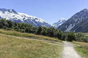 Kea Point track trail with the view of mount cook and mountaintops