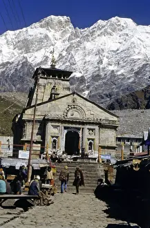 Kedarnath temple surrounded by snow covered peaks