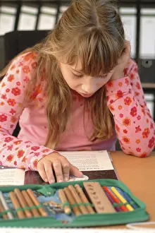 Kind macht hausaufgaben/ child does her homework