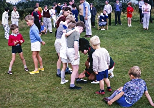 Kinder bei sportlicher Betaetigung im Sommerferienlager, Corton, Suffolk, England, UK 1966