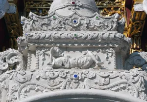 King Mengrai founded the city of Chiang Mai (meaning new city') in 1296