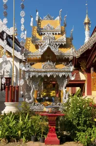 King Mengrai founded the city of Chiang Mai (meaning new city') in 1296