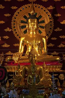 King Mengrai founded the city of Chiang Mai (meaning new city') in 1296