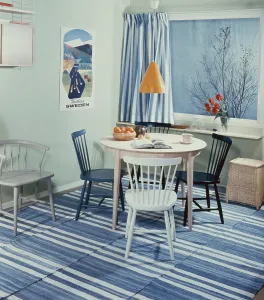Kitchen in the past. A kitchen with a round kitchen table with four kitchen chairs