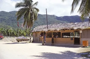 Kleines einfaches Abflugterminalgebaeude, Seychellen, Indischer Ozean 1980 moeglicherweise Praslin