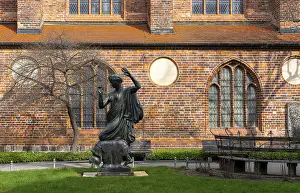 Klio statue in front of the side wing of the Nikolaikirche