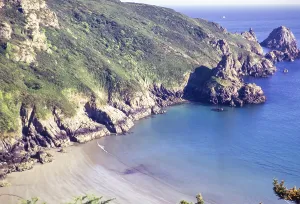 Klippen in der Bucht Petit Bot und Strand, Strand Guernsey, Kanalinsel, Grossbritannien, Juni 1974