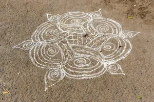 Kolam sand-painting drawn with rice powder, Mahabalipuram, Mamallapuram, India, Asia