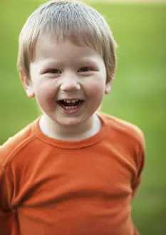 Lachender kleiner Junge, im Freien fotografiert