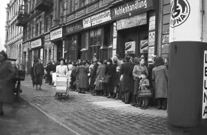 Lack economy, queue in front of a consumption