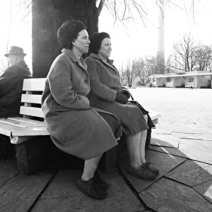 These two ladies, Elisabeth (61) r