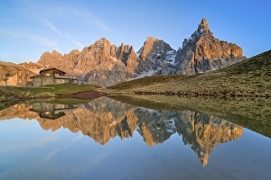 Laghetto Baita Segantini, fog, Cimon della Pala