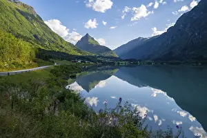 Lake Bergheimsvatnet and mountains