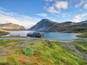 Lake Djupvatnet with Djupvasshytta, mountain, autumn, Geiranger, Møre og Romsdal, Vestland, Norway, Europe