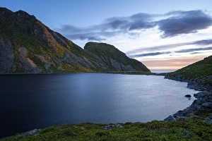 Lake Utdalsvatnet and the Hogskolmem mountain range