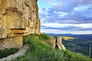 Landscape at sunset with large overhanging rocks and mountain views
