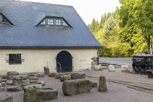 Lapidarium with stone evidence of mining machine technology in front of the hat house of the Vereinigt Zwitterfeld