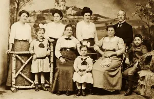 Large family, historic photo circa 1915