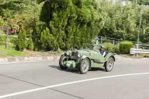 Laterally offset frontal view of the MG J2 with start number 7