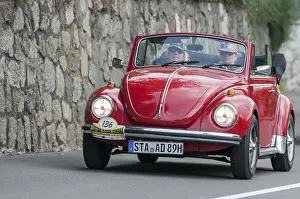 Laterally offset frontal view of the red VW Beetle Convertible 1300 LS with start number 136