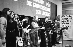 The left-oriented Socialist German Workers Youth (SDAJ)