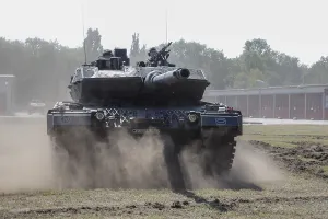 Leopard 2A6 main battle tank during a demonstration at the Julius Leber barracks