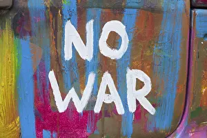 Lettering No War, kein Krieg, colourfully painted vintage car