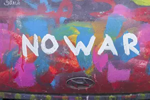 Lettering No War, kein Krieg, colourfully painted vintage car