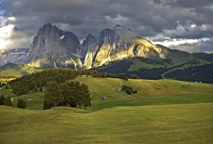 Last light on the Seiser Alm with a view of the Langkofel group lings the Langkofel recths the Plattkofel