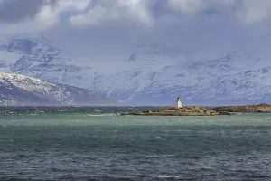 Category Scandinavia Prints: Lighthouse on the island Ytre Nortasholmen in front of snow covered mountains