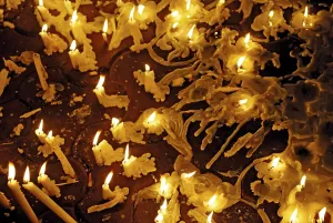 Category Historic EN Prints: Lighting candles in memory of terror attack